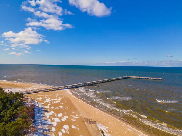 Vista aérea da ponte de Palanga para o mar no inverno — Fotografia de Stock