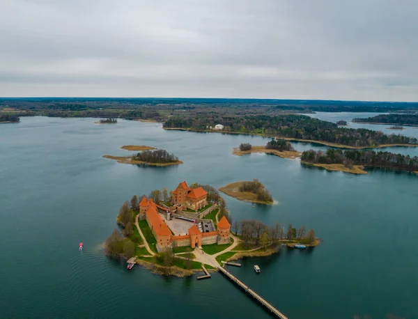 Vista aérea do castelo da ilha de Trakai na Lituânia — Fotografia de Stock