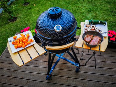 Büyük bir barbekü mangalı biftek ve sebze pişirmeye hazır.