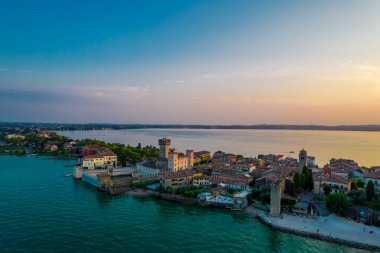Lombardy, İtalya 'daki Garda Gölü üzerindeki Sirmione şehrinin hava panoramik manzarası