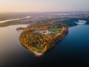 Litvanya 'nın Kaunas kentindeki Pazaislis manastırında sonbaharda gün batımını gösteren hava manzarası