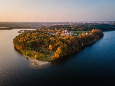Litvanya 'nın Kaunas kentindeki Pazaislis manastırında sonbaharda gün batımını gösteren hava manzarası