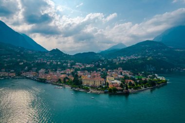 İtalya 'nın Como Gölü kıyısındaki Menaggio köyünün hava manzarası bulutlu bir günde