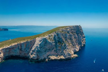 Alghero bölgesindeki Neptün Grotto 'nun yanındaki Capo Caccia' nın hava manzarası, Sardinya