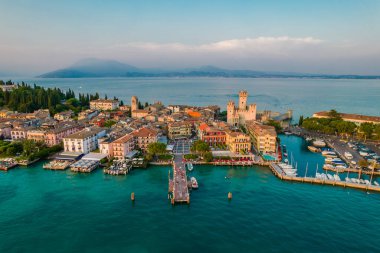Lombardy, İtalya 'daki Garda Gölü üzerindeki Sirmione şehrinin hava panoramik manzarası