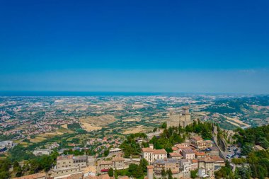 Güneşli bir günde, tepedeki eski San Marino 'nun hava manzarası.