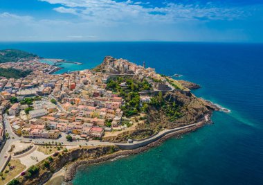 Castelsardo 'nun havadan görünüşü - İtalya, Sardunya' da bir kasaba ve komün