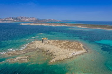 Akdeniz 'de Sardunya kıyılarının yanındaki bir adada Nuraghe' nin hava manzarası
