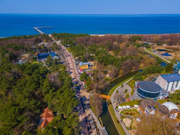 Vista aérea da rua pedestre Basanavicius em Palanga rumo à ponte marítima — Fotografia de Stock