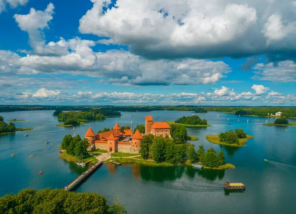 Vista aérea del castillo de la isla de Trakai, un castillo gótico medieval en Lituania — Foto de Stock