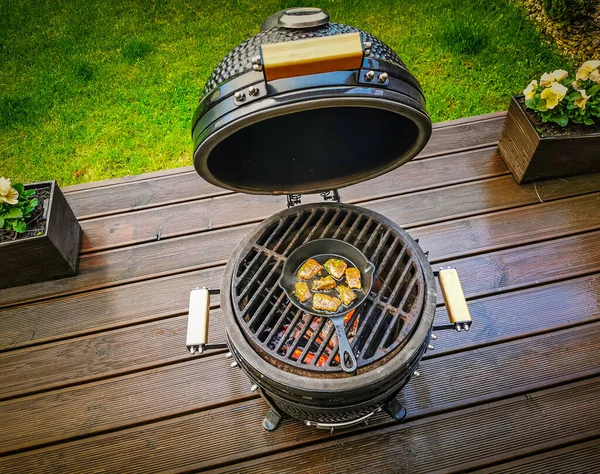 Kavrulmuş tavalı barbekü ızgarası.