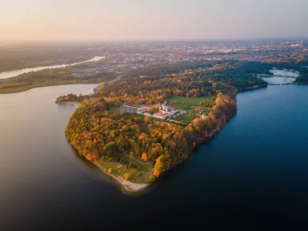 Litvanya 'nın Kaunas kentindeki Pazaislis manastırında sonbaharda gün batımını gösteren hava manzarası