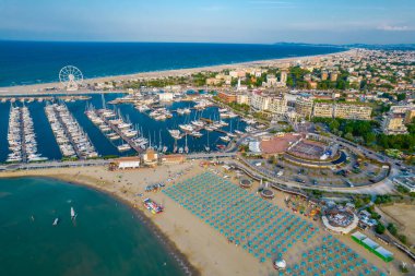 Rimini tatil beldesinin sahil şeridi ve marinasının havadan çekilmiş fotoğrafı.