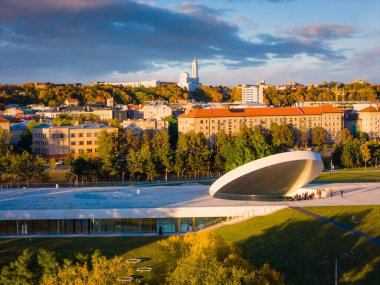 Ulusal Bilim ve Yenilik Merkezi - Bilim Adası, Litvanya. Sonbaharda Kaunas şehir merkezi ve modern müze girişinin insansız hava aracı görüntüsü