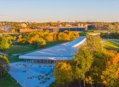Ulusal Bilim ve Yenilik Merkezi - Bilim Adası, Nemunas Adası, Kaunas. Sonbaharda Kaunas 'ın hava aracı görüntüsü