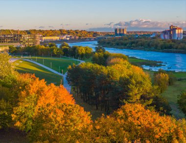 Ulusal Bilim ve Yenilik Merkezi - Bilim Adası, Nemunas Adası, Kaunas. Sonbaharda Kaunas 'ın hava aracı görüntüsü