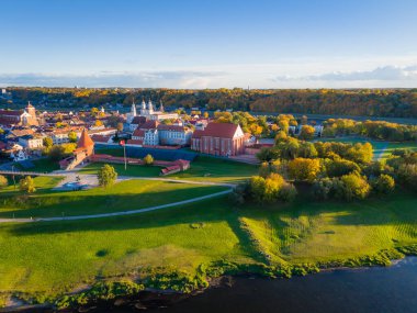 Kaunas 'ın eski ve modern şehir merkezi, sonbaharda, Litvanya. Havadan insansız hava aracı görüntüsü