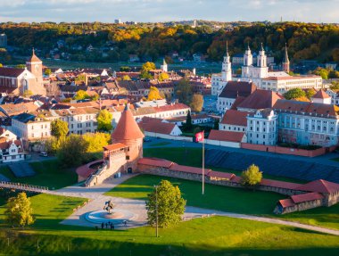 Kaunas kalesi, kiliseler ve sonbaharda eski kasaba panoraması, Litvanya. Havadan insansız hava aracı görüntüsü