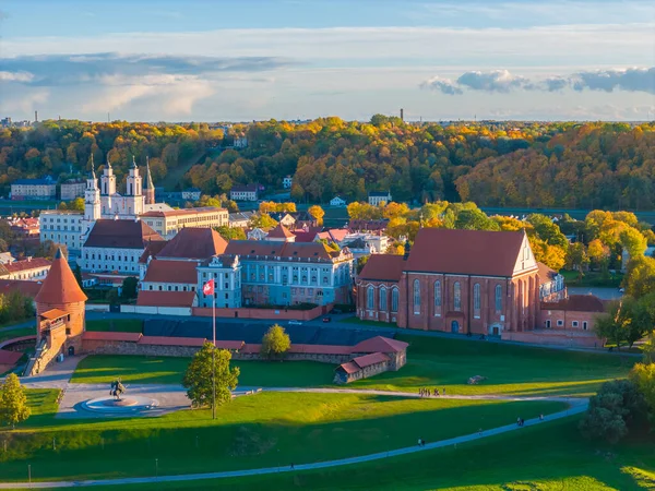 Kaunas 'ın eski ve modern şehir merkezi, sonbaharda, Litvanya. Havadan insansız hava aracı görüntüsü