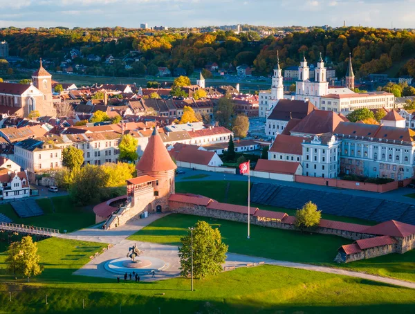 Kaunas kalesi, kiliseler ve sonbaharda eski kasaba panoraması, Litvanya. Havadan insansız hava aracı görüntüsü