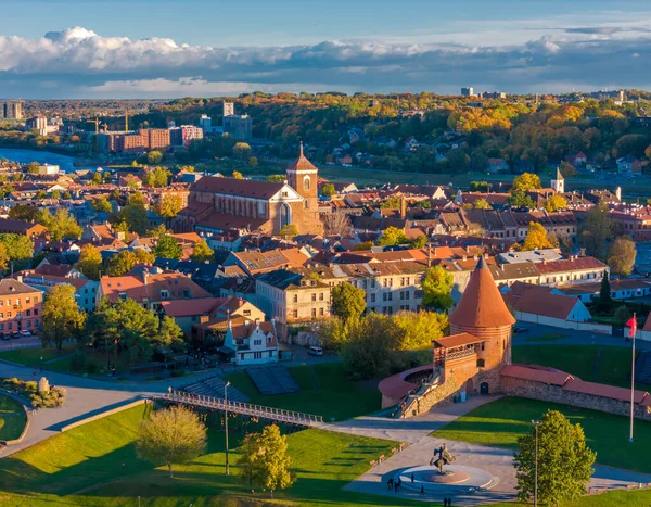 Kaunas kalesi, kiliseler ve sonbaharda eski kasaba panoraması, Litvanya. Havadan insansız hava aracı görüntüsü