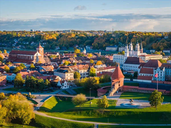 Kaunas 'ın eski ve modern şehir merkezi, sonbaharda, Litvanya. Havadan insansız hava aracı görüntüsü