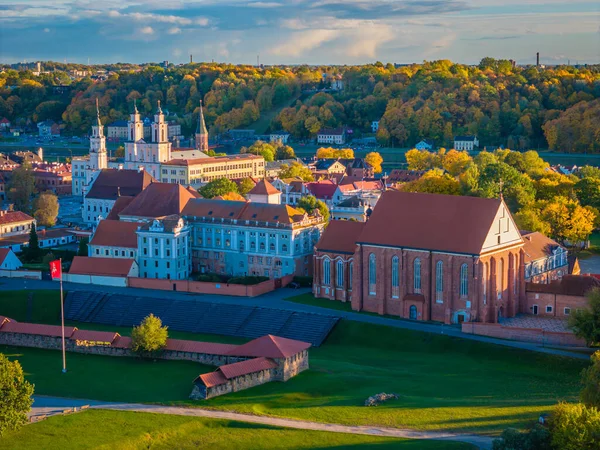 Kaunas kalesi, kiliseler ve sonbaharda eski kasaba panoraması, Litvanya. Havadan insansız hava aracı görüntüsü