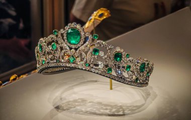 Renkli mücevherleri olan kraliyet tacı. Monarşinin sembolü