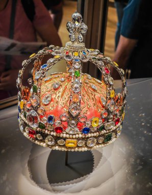 Renkli mücevherleri olan kraliyet tacı. Monarşinin sembolü