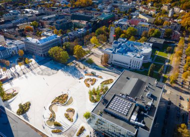 Birlik Meydanı ve İş Liderleri, sonbaharda şehir merkezi Kaunas 'ta toplanacak. Avrupa 'nın en yeni ve en modern meydanlarından birinin insansız hava aracı görüntüsü.