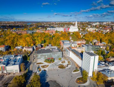 Birlik Meydanı ve İş Liderleri, sonbaharda şehir merkezi Kaunas 'ta toplanacak. Avrupa 'nın en yeni ve en modern meydanlarından birinin insansız hava aracı görüntüsü.
