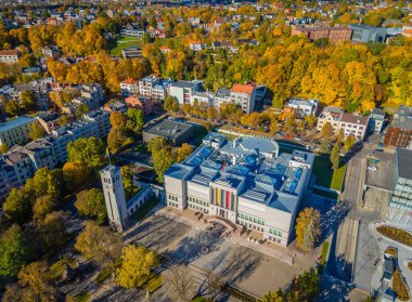 Vytautas Büyük Savaş Müzesi. Sonbaharda Kaunas şehir merkezi ve Zaliakalnis panoramasının insansız hava aracı görüntüsü