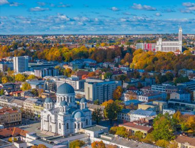 Soboras - Aziz Mikail Kilisesi Sobor. Kaunas şehir merkezinin hava aracı görüntüsü ve Laisves aleja, Kaunas 'taki Liberty Bulvarı. Sonbahar