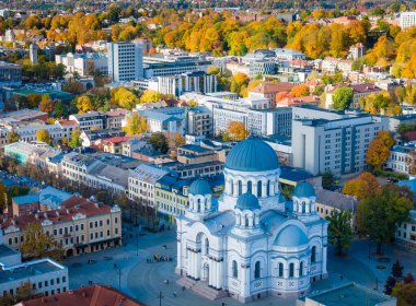 Soboras - Aziz Mikail Kilisesi Sobor. Kaunas şehir merkezinin hava aracı görüntüsü ve Laisves aleja, Kaunas 'taki Liberty Bulvarı. Sonbahar
