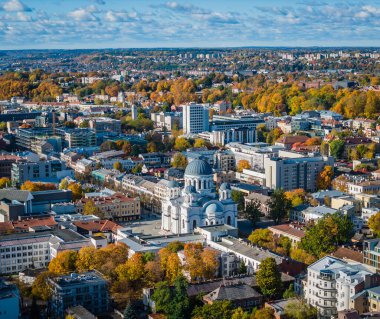 Soboras - Aziz Mikail Kilisesi Sobor. Kaunas şehir merkezinin hava aracı görüntüsü ve Laisves aleja, Kaunas 'taki Liberty Bulvarı. Sonbahar