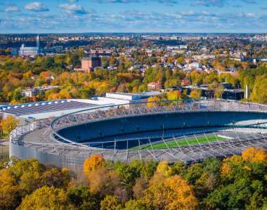 Kaunas Darius ve Girenas futbol stadyumu, Litvanya. Sonbaharda Azuolynas meşe korusu parkındaki çok kullanımlı bir stadyumun hava aracı görüntüsü.