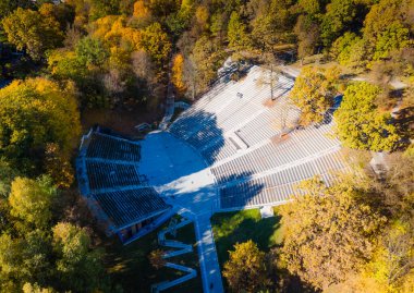 Kaunas 'ta şarkı vadisi, Litvanya Oak Grove Parkı. Kaunas 'ta sonbaharın hava aracı görüntüsü