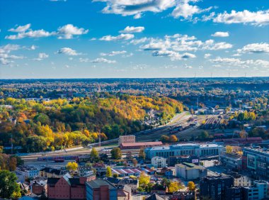 Kaunas manzarası, Litvanya. Sonbaharda şehir merkezinin panoramik manzarası. Hava aracı görüntüsü fotoğrafı