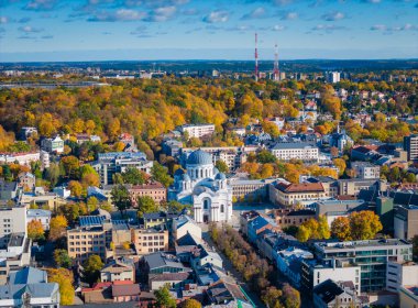 Kaunas manzarası, Litvanya. Sonbaharda şehir merkezinin panoramik manzarası. Hava aracı görüntüsü fotoğrafı