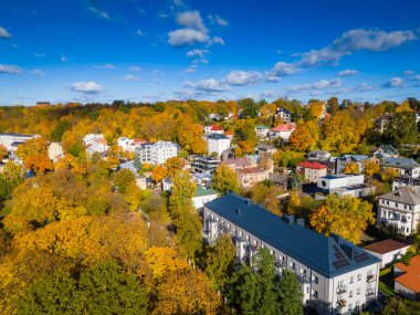 Kaunas manzarası, Litvanya. Sonbaharda şehir merkezinin panoramik manzarası. Hava aracı görüntüsü fotoğrafı