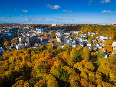 Kaunas manzarası, Litvanya. Sonbaharda şehir merkezinin panoramik manzarası. Hava aracı görüntüsü fotoğrafı