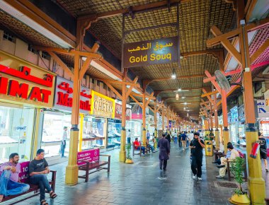11 23 2025 Dubai, Birleşik Arap Emirlikleri. Dubai Altın Çarşısı eski altın pazarı lüks mücevherler satıyor.