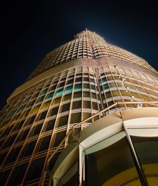 Gece Burj Halife kulesinin yakın görüntüsü. Dubai 'deki en yüksek binanın olağanüstü açısı.