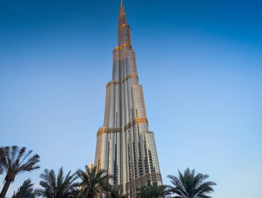 Burj Halife 'nin yakın görüntüsü. Dubai 'deki en yüksek binanın olağanüstü açısı.