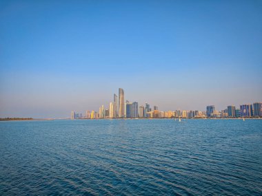 Abu Dabi gökdeleninin manzarası Abu Dabi marina tarafından gün batımında yükseliyor.