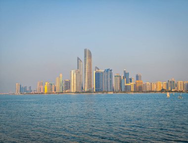 Abu Dabi gökdeleninin manzarası Abu Dabi marina tarafından gün batımında yükseliyor.