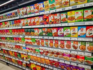 11: 30 2025 Abu Dabi, BAE. Baharat kutuları - Hint mutfağında kullanılan baharat karışımı bir bakkal. Mağazada bir sürü farklı Hint baharat kutusu var.