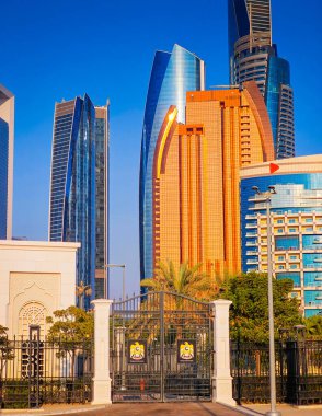 Abu Dabi gökdelenleri, Bab Al Qasr Oteli ve Qasr Al Watan yakınlarındaki diğer ünlü binalar.