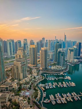 1202 2025 Dubai, BAE. Dubai Marina 'da gün doğumunda. Dubai ufuk çizgisinin hava aracı görüntüsü, şehir limanı. Dubai panoramik günbatımı arka planı