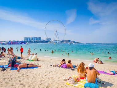 1203 2025 - Dubai, Birleşik Arap Emirlikleri. Dubai 'deki Bluewater Adası' nda arka planda JBR ve Ain Dubai dönme dolabı var. Panoramik fotoğraf